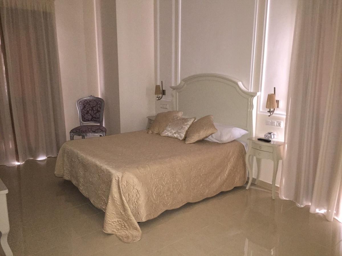 Hotel El Capricho Villanueva del Trabuco Luaran gambar