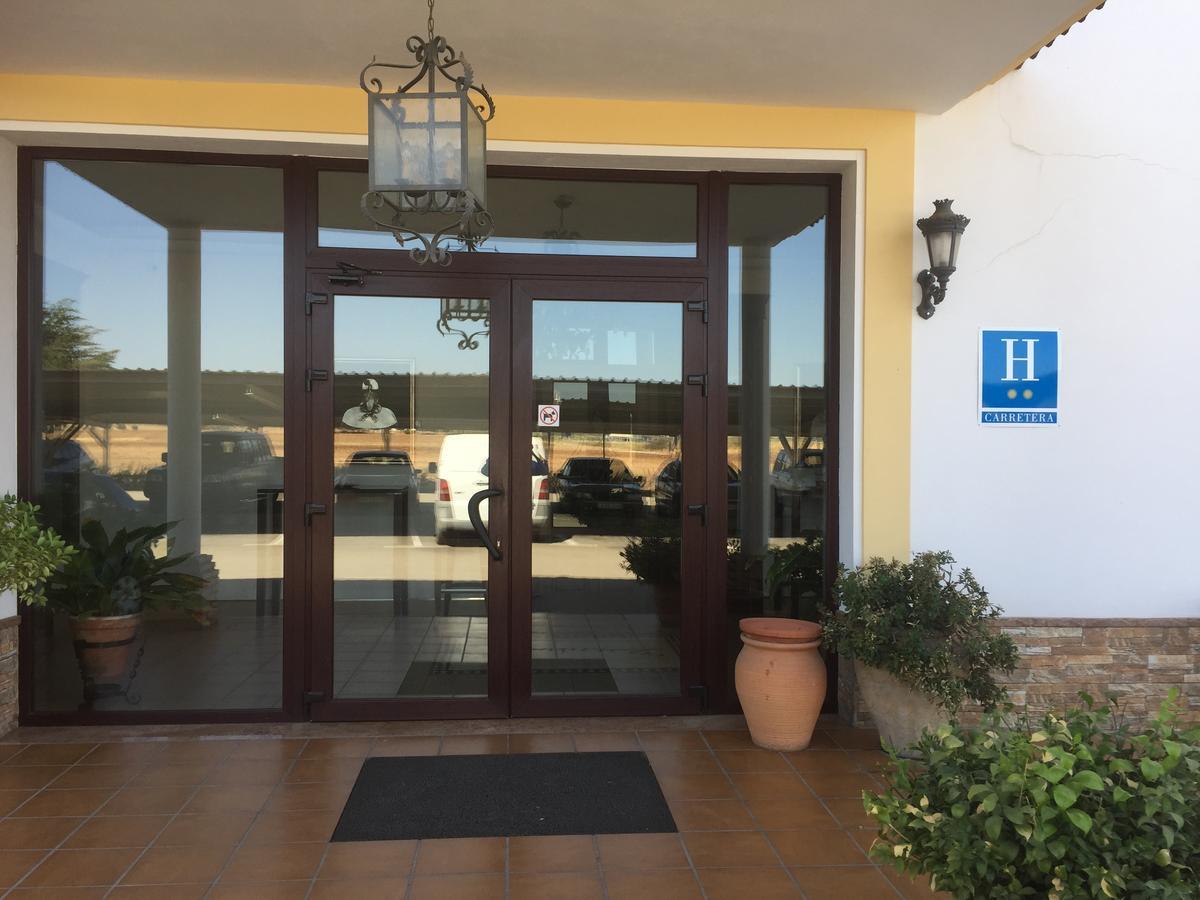 Hotel El Capricho Villanueva del Trabuco Luaran gambar